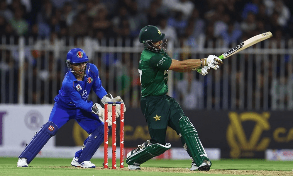 Pakistani fans erupting in cheer during Asia Cup warm-up match


