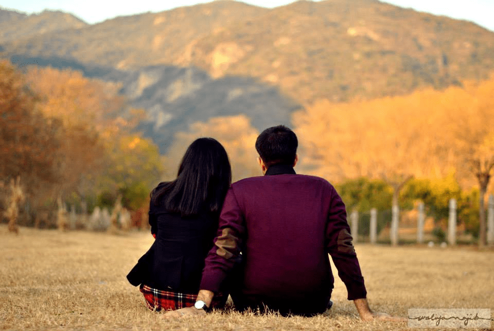 "Pakistani couple using Online Rishta in Pakistan 2025 platforms